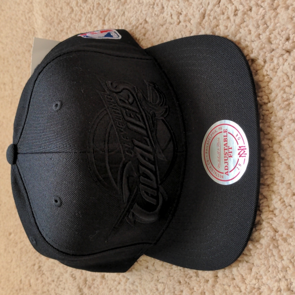 Mitchell & Ness Cleveland Cavaliers Snapback Hat (black on black)